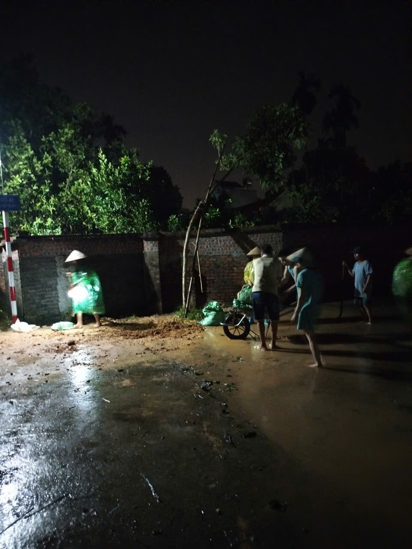 Trời đã tối, các lực lượng và người dân tích cực triển khai các nhiệm vụ, sẵn sàng xuyên đêm đắp đê ngăn nước lên