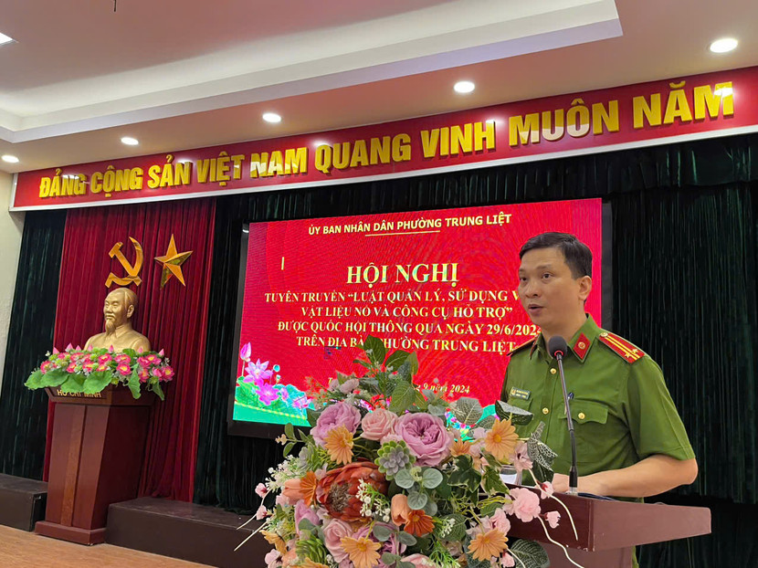 Trung tá Hoàng Phú Dũng - Phó Trưởng Công an phường Trung Liệt đã phổ biến các nội dung cơ bản của Luật Quản lý, sử dụng vũ khí - vật liệu nổ, công cụ hỗ trợ.