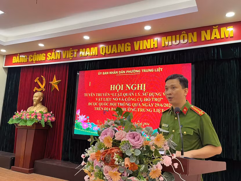 Trung tá Hoàng Phú Dũng - Phó Trưởng Công an phường Trung Liệt đã phổ biến các nội dung cơ bản của Luật Quản lý, sử dụng vũ khí - vật liệu nổ, công cụ hỗ trợ.