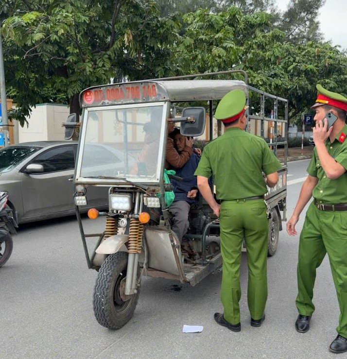 Người đàn ông điều khiển xe 3 bánh bị đột quỵ giữa đường