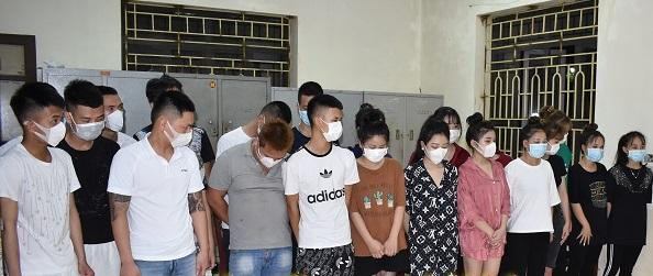 Nhóm nam nữ tụ tập sử dụng ma túy trong quán karaoke Nhóm nam nữ tụ tập sử dụng ma túy trong quán karaoke