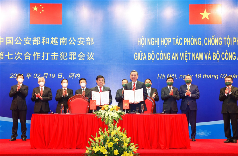 Bộ trưởng Tô Lâm; Bộ trưởng Triệu Khắc Chí ký kết và trao Biên bản Hội nghị