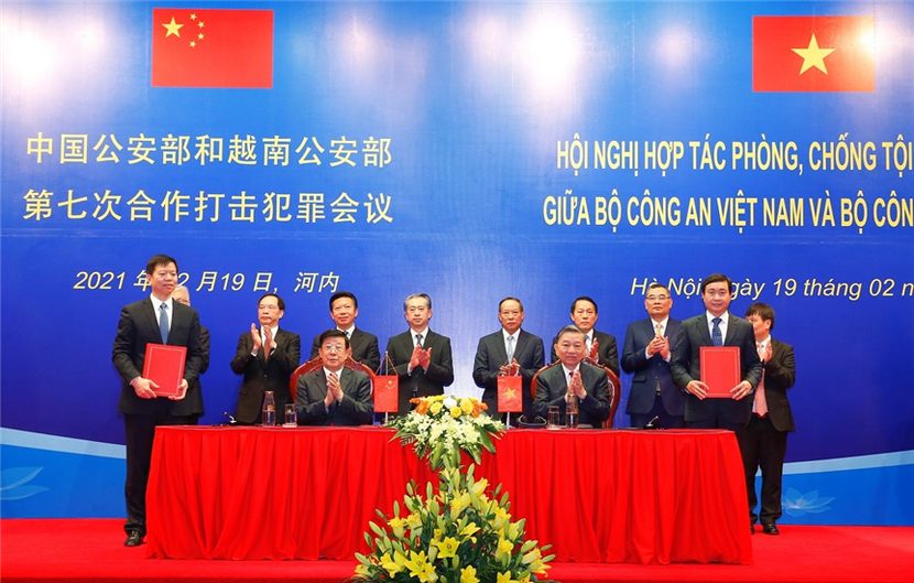 Lãnh đạo các đơn vị chức năng của Bộ Công an hai nước ký kết và trao 2 Bản ghi nhớ hợp tác về đấu tranh với tội phạm sử dụng công nghệ cao; hợp tác đấu tranh với tội phạm sử dụng mạng viễn thông, mạng Internet để thực hiện các hành vi lừa đảo.