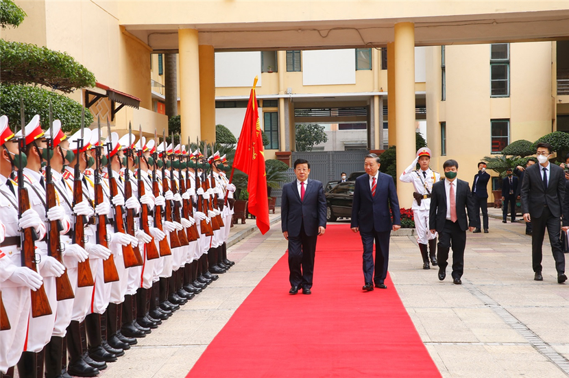 Bộ trưởng Tô Lâm; Bộ trưởng Triệu Khắc Chí duyệt Đội danh dự lực lượng Công an nhân dân Việt Nam