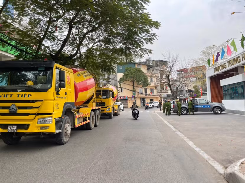 Các phương tiện đi sai giờ quy định bị kiểm tra xử lý