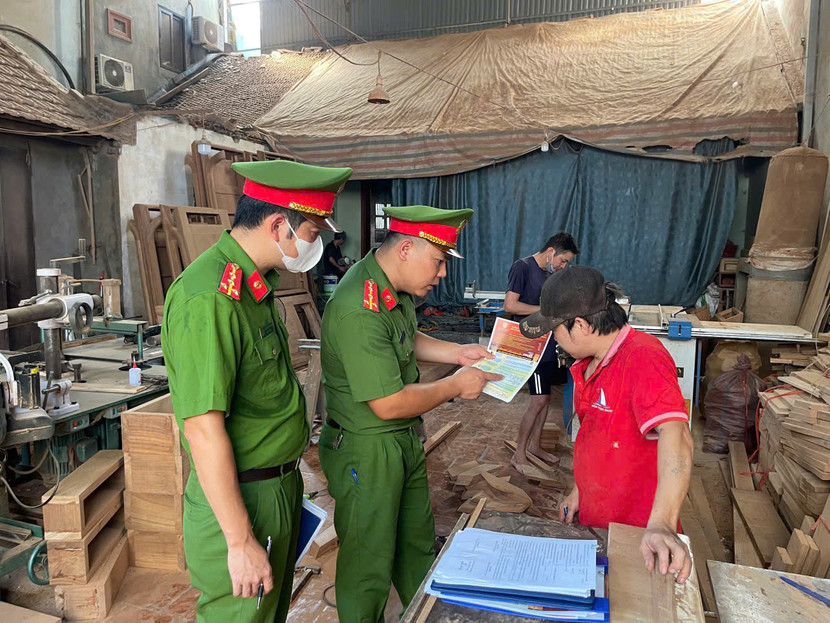 Cảnh sát PCCC và CNCH Công an Hà Nội tuyên truyền tài liệu an toàn PCCC đến các cơ sở thuộc 8 loại hình