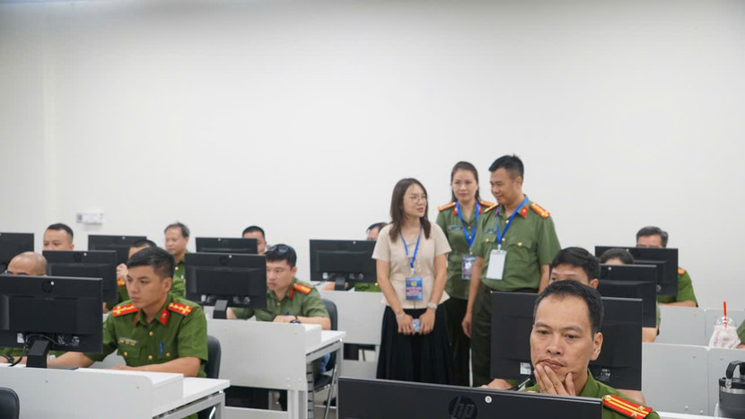 Đồng chí Phó Giám đốc CATP cũng yêu cầu, 100% các thí sinh tham gia thi tuân thủ nghiêm quy chế thi, tuyệt đối không sử dụng điện thoại, thiết bị điện tử khác, chấp hành các quy định, hướng dẫn của ban tổ chức.