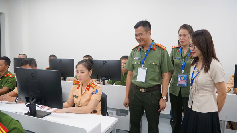 Đại tá Nguyễn Ngọc Quyền - Phó Giám đốc CATP Hà Nội kiểm tra công tác thi của cán bộ Công an Hà Nội