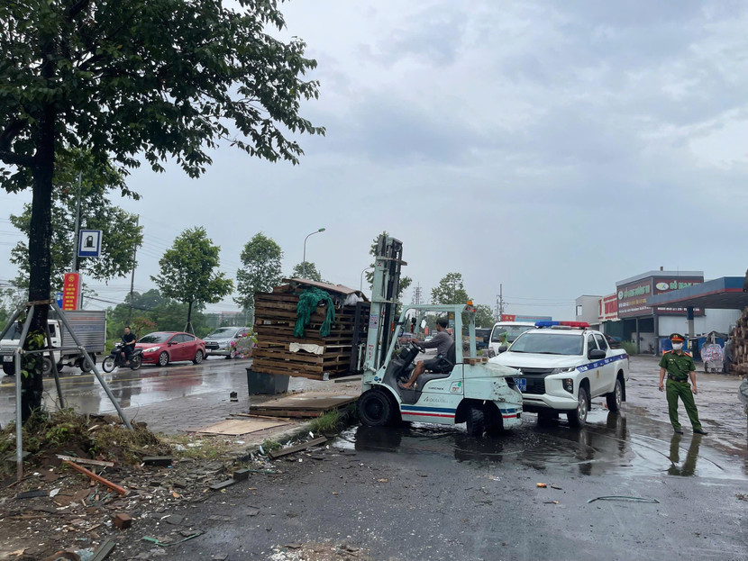 Giải tỏa lấn chiếm vỉa hè, bóc gỡ quảng cáo, rao vặt sai quy định Giải tỏa lấn chiếm vỉa hè, bóc gỡ quảng cáo, rao vặt sai quy định