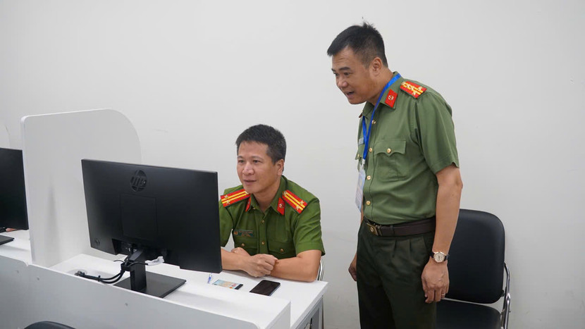 Đại tá Nguyễn Ngọc Quyền động viên cán bộ chiến sỹ tham gia thi tập trung