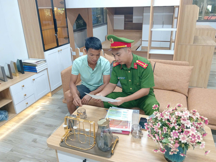 'Đi từng ngõ, gõ từng nhà' tuyên truyền người dân các tài liệu về phòng cháy