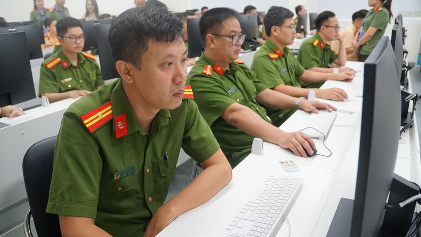 Cán bộ chiến sỹ Công an Hà Nội tham gia thi tập trung tại Đại học Bách khoa Hà Nội