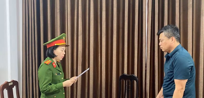 Cơ quan Cảnh sát điều tra - Công an tỉnh Thái Bình tống đạt quyết định khởi tố đối với Phan Văn Quyên