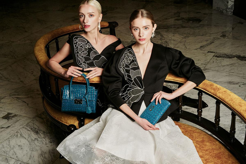 Bộ sưu tập “Ánh sáng Viễn Đông” sử dụng những chất liệu đặc biệt như da trăn Nam Mỹ, da bò dập vân cá sấu được nhập khẩu từ Italy