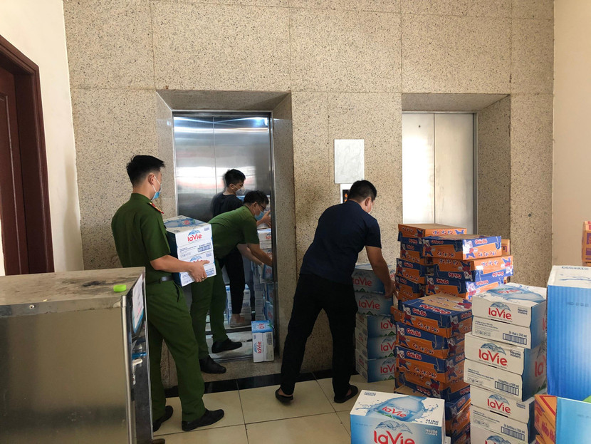 CBCS 2 đội nghiệp vụ Công an quận Đống Đa vận chuyển những thùng nước, mì để gửi tặng đồng chí đồng đội và nhân dân đang làm nhiệm vụ chốt phòng dịch