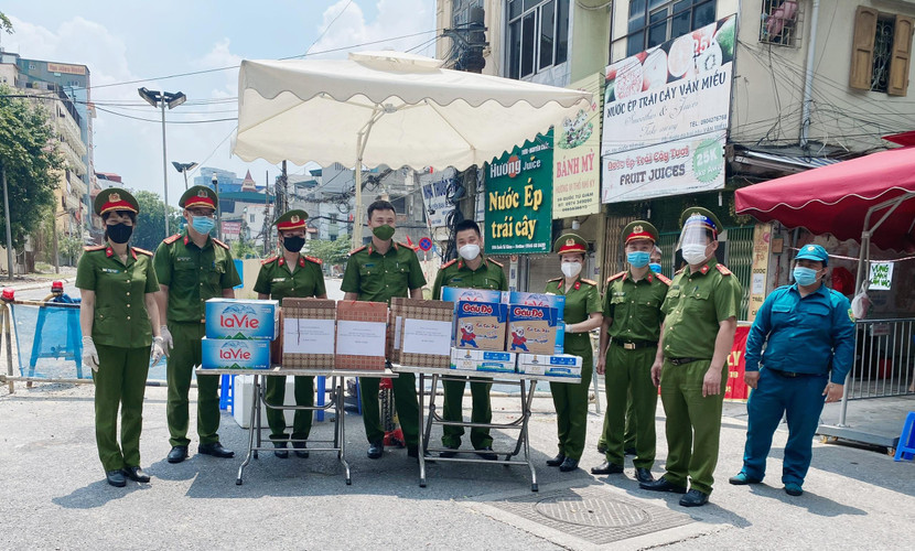 Những món quà gửi tặng CBCS tham gia chốt phòng chống dịch