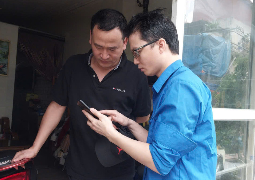 Đoàn viên thanh niên tích cực hỗ trợ người dân thực hiện các bước khai báo trên ứng dụng iHanoi