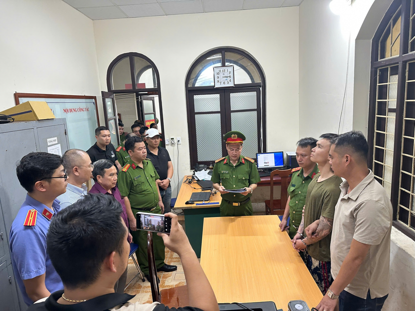 Tống đạt các quyết định khởi tố đối với Vũ Mạnh Hùng Tống đạt các quyết định khởi tố đối với Vũ Mạnh Hùng