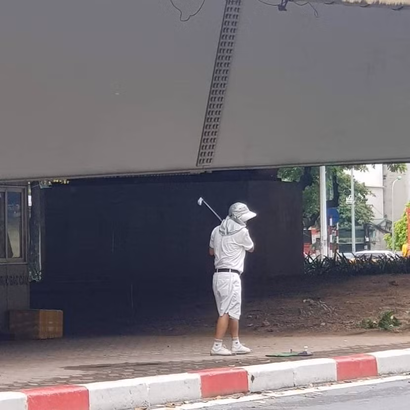 Người đàn ông chơi golf ở chân cầu vượt khi Hà Nội đang thực hiện giãn cách xã hội Người đàn ông chơi golf ở chân cầu vượt khi Hà Nội đang thực hiện giãn cách xã hội
