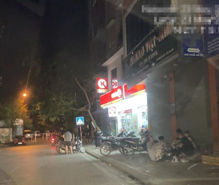 Những tốp thanh niên ngồi ăn uống, nói chuyện Những tốp thanh niên ngồi ăn uống, nói chuyện