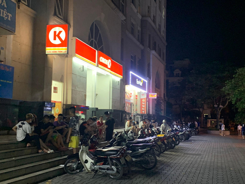 Hình ảnh ghi nhận tại trước cửa Circle K ở khu đô thị Nam Cường Hình ảnh ghi nhận tại trước cửa Circle K ở khu đô thị Nam Cường