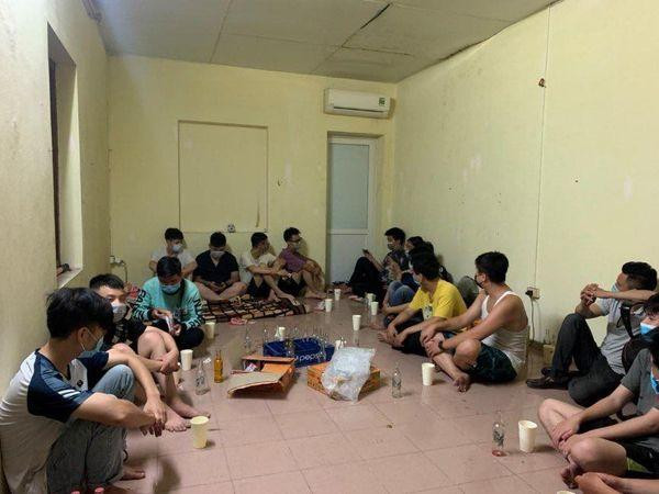 Lực lượng chức năng phát hiện chủ quán game mở một phòng riêng cho khách trốn khi bị lực lượng Công an kiểm tra