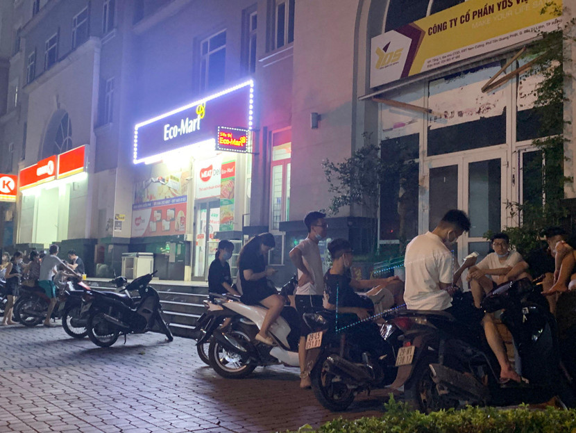 Nhiều người trẻ kéo khẩu trang xuống cằm để nói chuyện, ngay tại nơi công cộng vi phạm quy định phòng chống dịch Nhiều người trẻ kéo khẩu trang xuống cằm để nói chuyện, ngay tại nơi công cộng vi phạm quy định phòng chống dịch