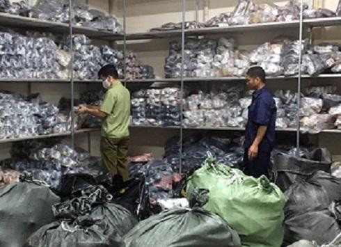 Lực lượng chức năng phát hiện xử lý kho hàng giả nhãn hiệu