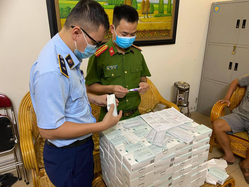 Lực lượng chức năng tạm giữ số que test nhanh Covid - 19 không có hóa đơn chứng từ