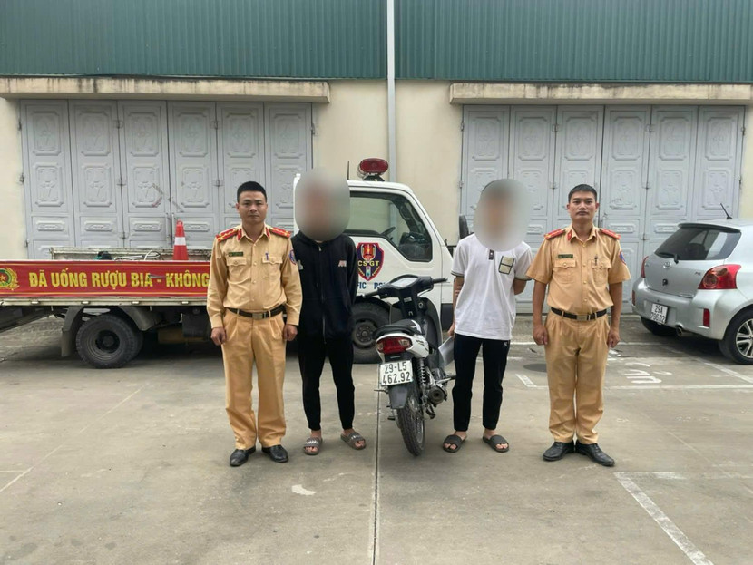 Đội Cảnh sát giao thông Công an huyện Thạch Thất đã lập biên bản xử lý đối với 2 trường hợp này Đội Cảnh sát giao thông Công an huyện Thạch Thất đã lập biên bản xử lý đối với 2 trường hợp này