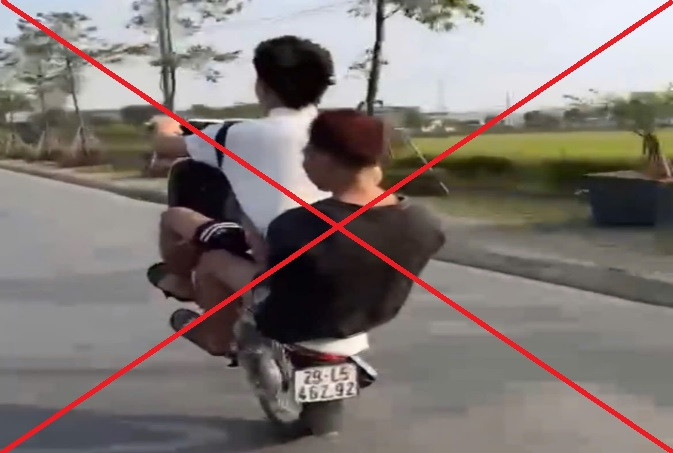 Hình ảnh 2 nam thanh niên bốc đầu xe được người dân ghi lại Hình ảnh 2 nam thanh niên bốc đầu xe được người dân ghi lại