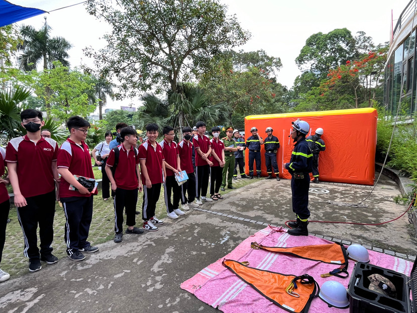 Các kỹ năng được các cán bộ PCCC và CNCH hướng dẫn người dân, học sinh