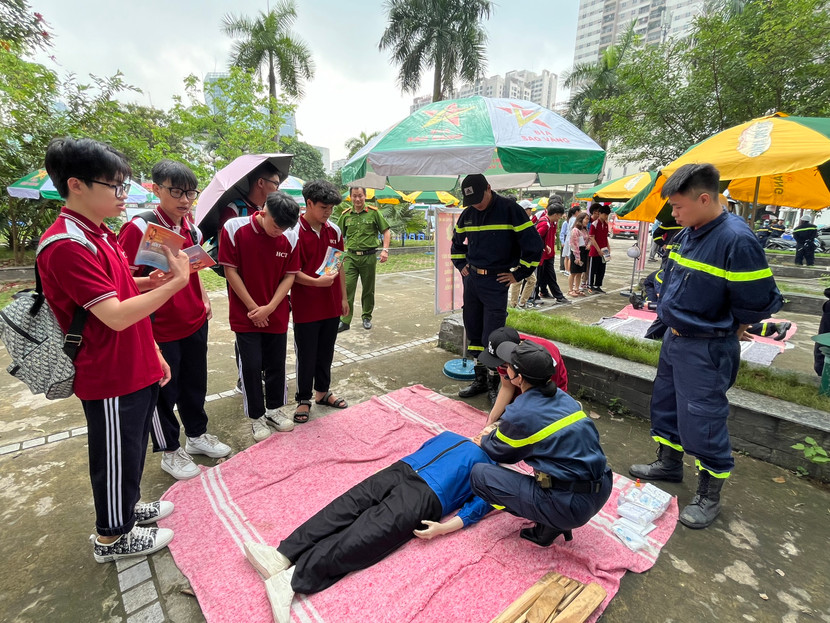Học sinh Hà Nội trải nghiệm các kỹ năng an toàn PCCC và CNCH