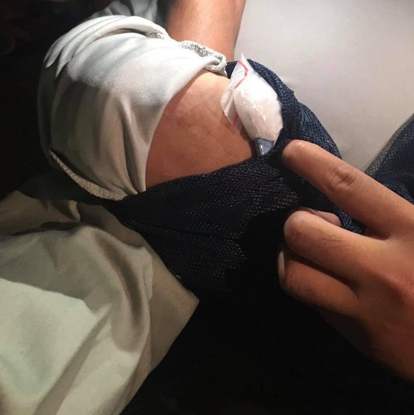 Đối tượng giấu ma túy trong tay áo