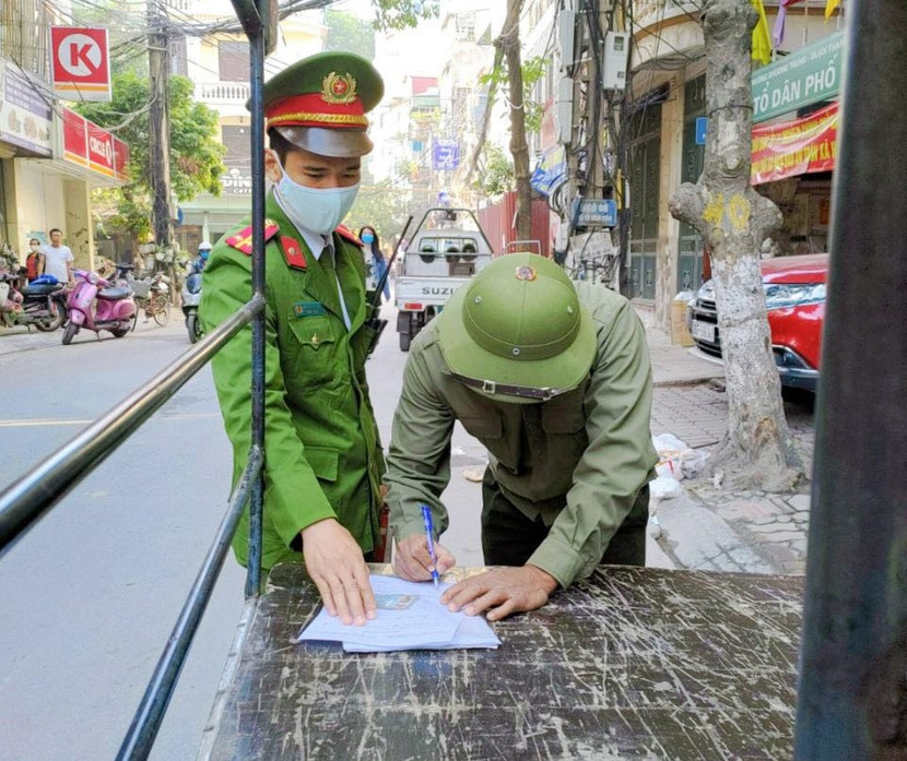 Vận động người dân ký cam kết tuân thủ luật giao thông Vận động người dân ký cam kết tuân thủ luật giao thông