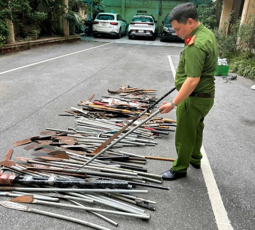 Thu hồi nhiều vũ khí, vật liệu nổ và công cụ hỗ trợ