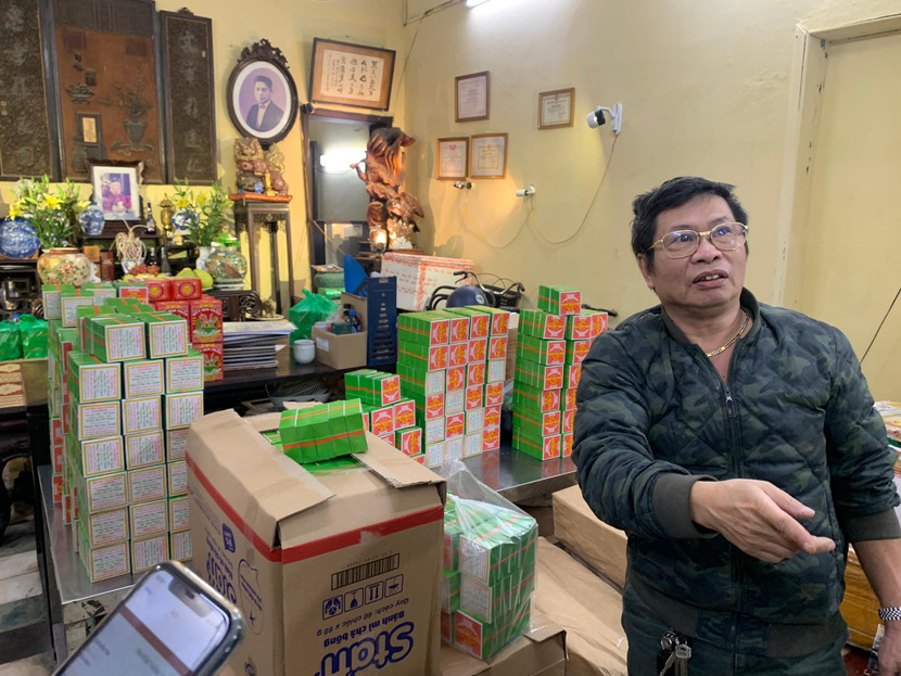 Ông Nguyễn Duy Anh - người đang cùng các thành viên của gia đình nối nghiệp thương hiệu bánh cốm Nguyên Ninh