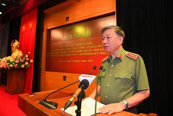 Bộ trưởng Tô Lâm biểu dương, chúc mừng những thành tích, chiến công mà lực lượng Công an nhân dân đã đạt được trong thời gian qua, nhất là bảo đảm an ninh, an toàn bầu cử