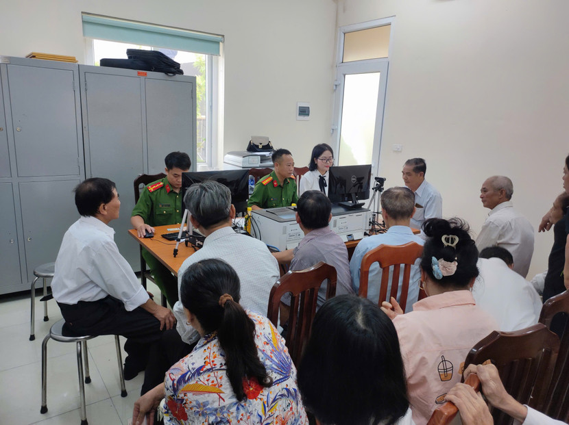 Trước yêu cầu hoàn thành khối lượng công việc lớn, trong thời gian ngắn, cán bộ chiến sĩ Công an xã Tam Hưng duy trì lịch làm việc liên tục từ 7h30 đến 23h Trước yêu cầu hoàn thành khối lượng công việc lớn, trong thời gian ngắn, cán bộ chiến sĩ Công an xã Tam Hưng duy trì lịch làm việc liên tục từ 7h30 đến 23h