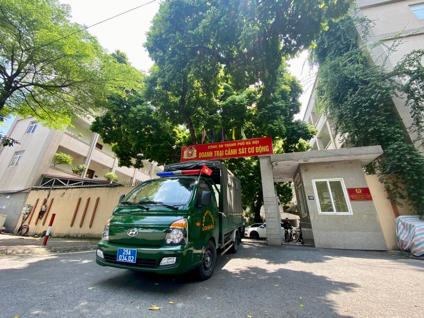 Đoàn xe lăn bánh, mang theo quyết tâm và niềm vinh dự của những người lính được giao trọng trách giữ bình yên cho ngày hội lớn của dân tộc