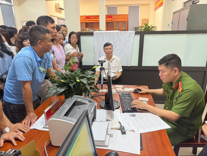 Công an phường Dương Nội tổ chức làm việc liên tục 3 ca, kể cả buổi tối, để đảm bảo tất cả đảng viên trên địa bàn đều được hỗ trợ