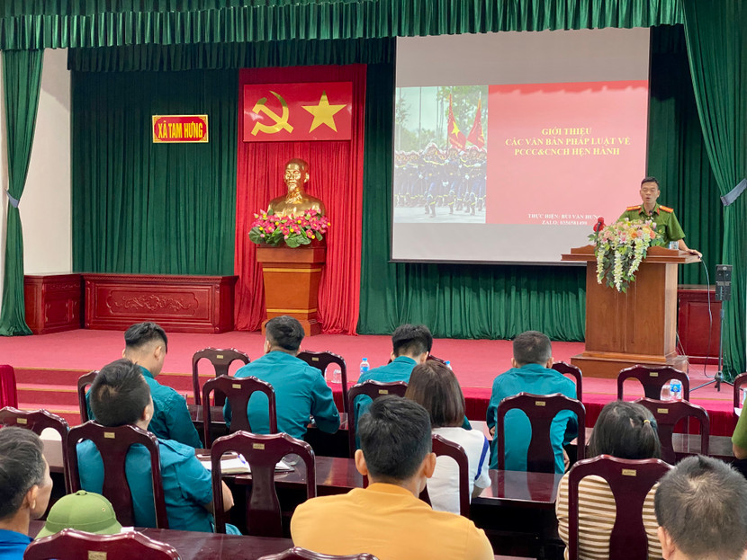 Thiếu tá Bùi Văn Hưng báo cáo viên của Phòng Cảnh sát Phòng cháy chữa cháy và cứu nạn cứu hộ trình bày các nội dung lý thuyết tại hội nghị