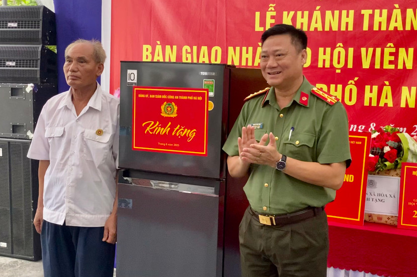 Thừa ủy quyền của Đảng ủy, Ban Giám đốc CATP Hà Nội, Đại tá Trần Văn Hóa, Trưởng phòng Công tác chính trị trao phần quà đến đồng chí Dương Văn Mạnh