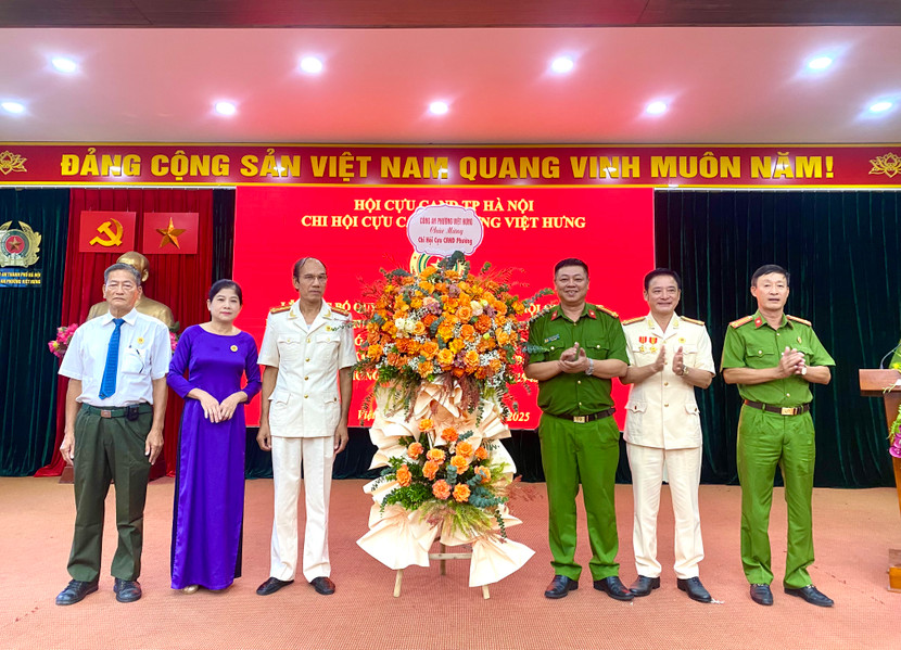 Trung tá Vương Quốc Huy, Trưởng Công an phường Việt Hưng tặng hoa chúc mừng Ban Chấp hành Chi hội Cựu CAND phường Việt Hưng chính thức ra mắt Trung tá Vương Quốc Huy, Trưởng Công an phường Việt Hưng tặng hoa chúc mừng Ban Chấp hành Chi hội Cựu CAND phường Việt Hưng chính thức ra mắt