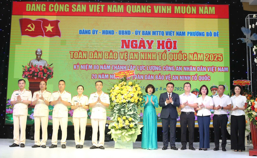 Đại diễn lãnh đạo Đảng uỷ - HDND - UBND - UBMTTQ phường Bồ Đề tặng hoa chúc mừng tập thể công an phường Đại diễn lãnh đạo Đảng uỷ - HDND - UBND - UBMTTQ phường Bồ Đề tặng hoa chúc mừng tập thể công an phường