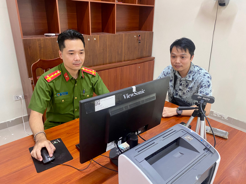 Đại úy Triệu Quang Tú, cán bộ Tổ Cảnh sát khu vực hỗ trợ người dân kích hoạt tài khoản định danh điện tử