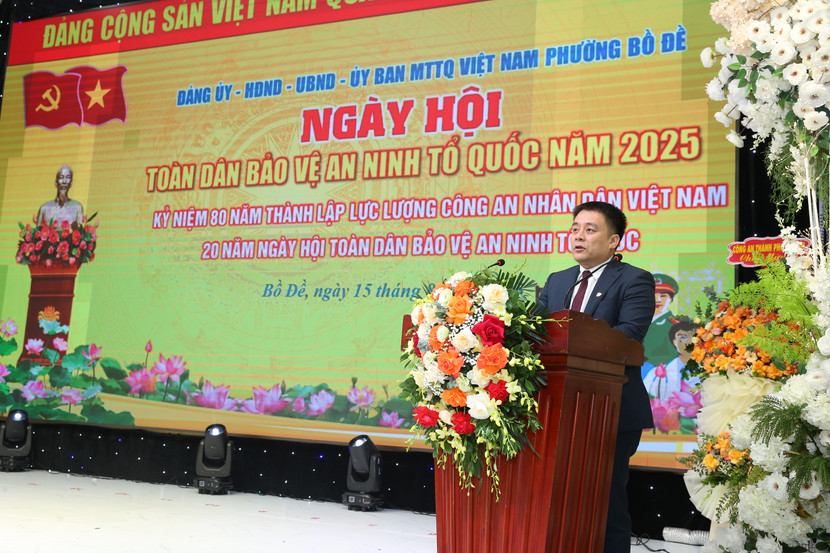 Đồng chí Phạm Bạch Đằng, Chủ tịch UBND phường phát biểu diễn văn chào mừng Đồng chí Phạm Bạch Đằng, Chủ tịch UBND phường phát biểu diễn văn chào mừng