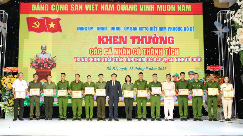 Đồng chí Phạm Bạch Đằng – Phó Bí thư Đảng ủy, Chủ tịch UBND phường trao thưởng cho các cá nhân có thành tích xuất sắc trong phong trào toàn dân tham gia bảo vệ An ninh Tổ quốc Đồng chí Phạm Bạch Đằng – Phó Bí thư Đảng ủy, Chủ tịch UBND phường trao thưởng cho các cá nhân có thành tích xuất sắc trong phong trào toàn dân tham gia bảo vệ An ninh Tổ quốc