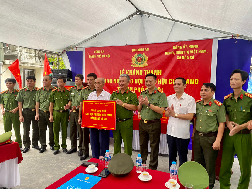 Đại diện lãnh đạo, chỉ huy các đơn vị trao tặng biểu trưng và chúc mừng đồng chí Dương Văn Mạnh