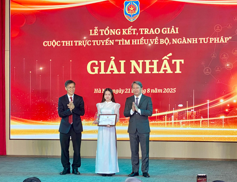 Ban tổ chức trao giải Nhất Cuộc thi trực tuyến "Tìm hiểu về Bộ, ngành Tư pháp"